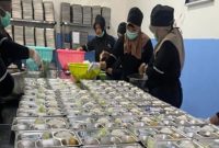 Sejumlah relawan Program Makan Bergizi Gratis (MBG) di Kecamatan Tikung, Lamongan, sibuk menyiapkan paket makanan sehat untuk didistribusikan ke sekolah dasar, Kamis (28/8/2025). (Foto Dok Ho/RadarBangsa.co.id)