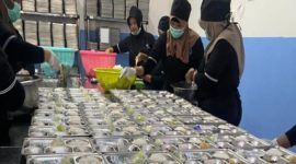 Sejumlah relawan Program Makan Bergizi Gratis (MBG) di Kecamatan Tikung, Lamongan, sibuk menyiapkan paket makanan sehat untuk didistribusikan ke sekolah dasar, Kamis (28/8/2025). (Foto Dok Ho/RadarBangsa.co.id)