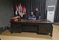 Ketua Umum Serikat Media Siber Indonesia (SMSI) Firdaus bersama Guru Besar Universitas Negeri Makassar (UNM), Prof Dr Harris Arthur Hedar, saat melakukan pertemuan dan silaturahmi. (Dok Foto SMSI)