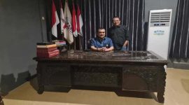 Ketua Umum Serikat Media Siber Indonesia (SMSI) Firdaus bersama Guru Besar Universitas Negeri Makassar (UNM), Prof Dr Harris Arthur Hedar, saat melakukan pertemuan dan silaturahmi. (Dok Foto SMSI)