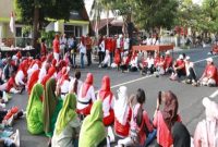Bupati Banyuwangi Ipuk Fiestiandani duduk lesehan bersama warga dalam program Curhat Bu Ipuk saat Car Free Day di Jalan A. Yani, Banyuwangi, Minggu (24/8/2025). (Foto Dok Ho/RadarBangsa.co.id)