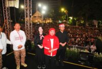 Gubernur Jawa Timur Khofifah Indar Parawansa bersama Wakil Gubernur Emil Elestianto Dardak dan Arumi Bachsin saat menghadiri Pesta Rakyat HUT ke-80 Kemerdekaan RI di depan Gedung Negara Grahadi, Surabaya, Senin (18/8/2025) malam. (Foto Dok Ho/RadarBangsa.co.id)
