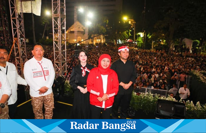 Gubernur Jawa Timur Khofifah Indar Parawansa bersama Wakil Gubernur Emil Elestianto Dardak dan Arumi Bachsin saat menghadiri Pesta Rakyat HUT ke-80 Kemerdekaan RI di depan Gedung Negara Grahadi, Surabaya, Senin (18/8/2025) malam. (Foto Dok Ho/RadarBangsa.co.id)