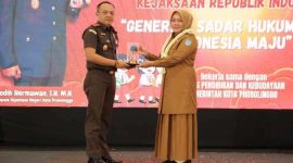 Wakil Wali Kota Probolinggo Ina Dwi Lestari menyerahkan plakat penghargaan kepada Kepala Kejaksaan Negeri Kota Probolinggo Dodik Hermawan pada Puncak Festival Literasi Hukum 2025 di Paseban Sena, Selasa (26/8/2025). (Foto: Diskominfo Kota Probolinggo)