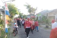 Ketua RT 06, Rofik, berjalan di barisan depan bersama warga Perum Griya Permata Insani dalam kegiatan jalan sehat HUT ke-80 RI, Minggu (31/8/2025). (Dok Foto RadarBangsa.co.id)