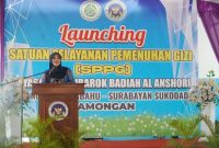 Senator DPD RI asal Jawa Timur, Lia Istifhama, menyampaikan sambutan saat meresmikan Dapur Makan Bergizi Gratis di Lamongan, Jumat (29/8/2025). (Dok Foto Ho/RadarBangsa.co.id)