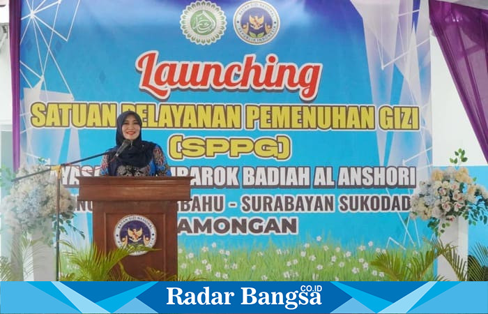 Senator DPD RI asal Jawa Timur, Lia Istifhama, menyampaikan sambutan saat meresmikan Dapur Makan Bergizi Gratis di Lamongan, Jumat (29/8/2025). (Dok Foto Ho/RadarBangsa.co.id)
