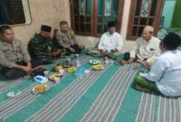 Personel Polsek Tikung melakukan pengamanan kegiatan Haul KH. Sumarsono ke-12 dan pengajian umum di Dusun Sanur, Desa Jotosanur, Kecamatan Tikung, Lamongan, Minggu malam (3/8/2025). (Foto Dok Ho/RadarBangsa)