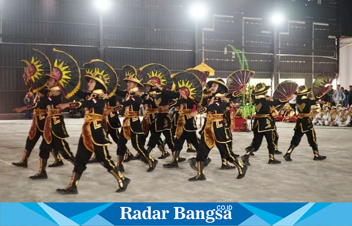 Peserta Lomba Kreasi Baris Berbaris (LKBB) Banyuwangi 2025 menampilkan baris berbaris bernuansa seni budaya lokal. Ajang ini digelar Pemkab Banyuwangi untuk memeriahkan HUT ke-80 Kemerdekaan RI. (Dok. Pemkab Banyuwangi) 