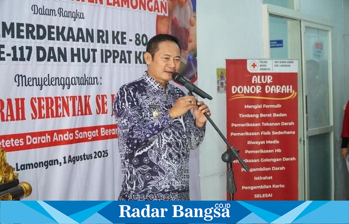 Bupati Lamongan Yuhronur Efendi bersama pengurus INI–IPPAT saat menghadiri aksi donor darah serentak se-Jawa Timur di Kantor PMI Lamongan, Jumat (1/8/2025). (Foto Dok Ho/RadarBangsa)
