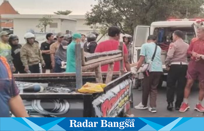 Petugas kepolisian melakukan olah TKP kecelakaan di depan Stadion Surajaya Lamongan, Jumat (29/8/2025). (Foto Dok Ho/RadarBangsa.co.id)
