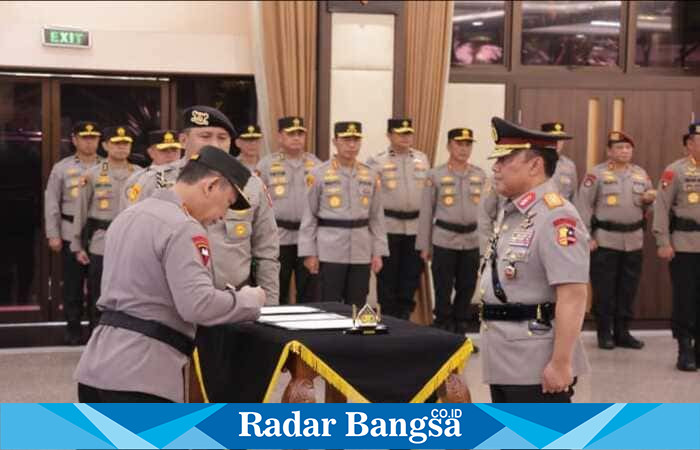 Kapolri Jenderal Listyo Sigit Prabowo melantik Komjen Pol Dedi Prasetyo sebagai Wakapolri dalam upacara di Mabes Polri, Jakarta Selatan, Sabtu (16/8/2025). (Foto: Humas Polri)
