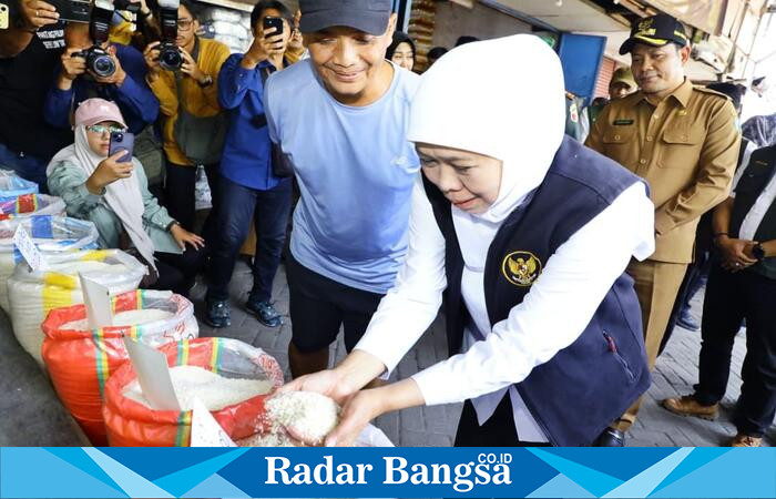 Gubernur Jawa Timur Khofifah Indar Parawansa saat meninjau harga dan kualitas beras di Pasar Larangan, Sidoarjo, Senin (25/8/2025). (Foto Dok Ho/RadarBangsa.co.id)