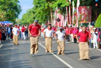 Warga antusias mengikuti lomba balap karung dalam Gebyar Merah Putih yang digelar Pemkab Banyuwangi di area Car Free Day Jalan A. Yani, Minggu (24/8/2025) (Foto Dok Ho/RadarBangsa.co.id)