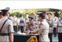 Kapolrestabes Semarang Kombes Pol. M. Syahduddi memimpin prosesi serah terima jabatan sejumlah pejabat utama dan kapolsek dalam upacara Hari Juang Polri 2025 di halaman Mapolrestabes Semarang, Kamis (21/8/2025). (Foto Dok Ho/RadarBangsa.co.id)