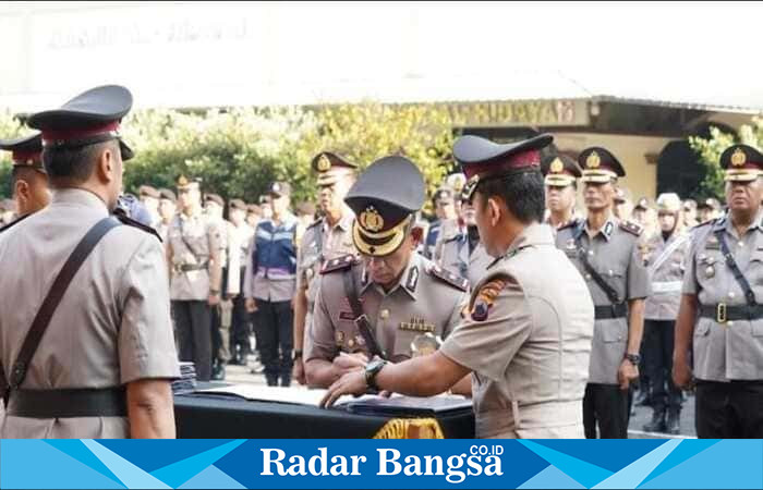 Kapolrestabes Semarang Kombes Pol. M. Syahduddi memimpin prosesi serah terima jabatan sejumlah pejabat utama dan kapolsek dalam upacara Hari Juang Polri 2025 di halaman Mapolrestabes Semarang, Kamis (21/8/2025). (Foto Dok Ho/RadarBangsa.co.id)