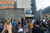 Ratusan massa menggeruduk rumah anggota DPR RI Ahmad Syahroni di kawasan Jakarta Utara, Sabtu (30/8/2025). (Foto Dok Ho/RadarBangsa.co.id)