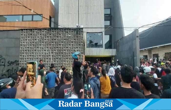 Ratusan massa menggeruduk rumah anggota DPR RI Ahmad Syahroni di kawasan Jakarta Utara, Sabtu (30/8/2025). (Foto Dok Ho/RadarBangsa.co.id)