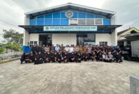 Kapolsek Tikung, Camat, Kades Bakalanpule, serta mitra pelaksana berfoto bersama dengan para petugas SPPG setelah peresmian dapur gizi Program Makan Bergizi di Kecamatan Tikung, Lamongan. Senin (18/8/2025). (Foto Dok Ho/RadarBangsa.co.id)