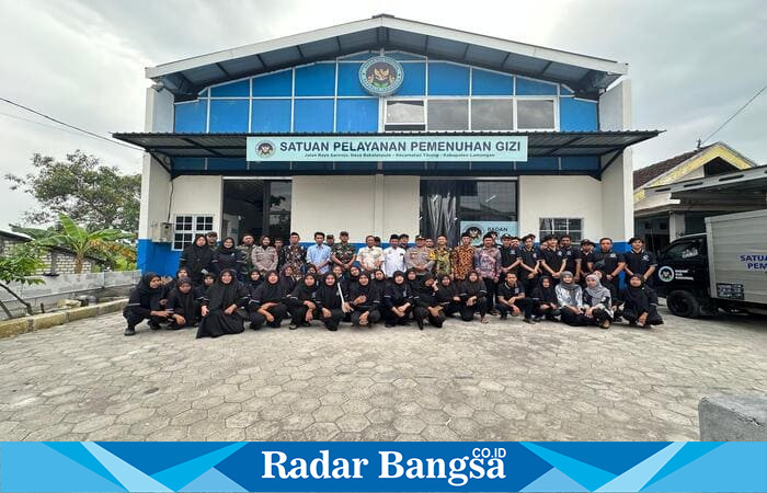 Kapolsek Tikung, Camat, Kades Bakalanpule, serta mitra pelaksana berfoto bersama dengan para petugas SPPG setelah peresmian dapur gizi Program Makan Bergizi di Kecamatan Tikung, Lamongan. Senin (18/8/2025). (Foto Dok Ho/RadarBangsa.co.id)