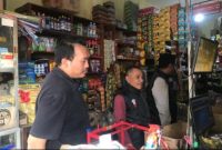 Petugas Satpol PP bersama Bea Cukai dan kepolisian saat melakukan pemeriksaan rokok ilegal di Pasuruan, Rabu (27/8/2025). (Foto Dok Ho/RadarBangsa.co.id)