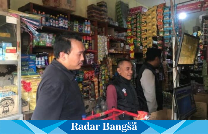 Petugas Satpol PP bersama Bea Cukai dan kepolisian saat melakukan pemeriksaan rokok ilegal di Pasuruan, Rabu (27/8/2025). (Foto Dok Ho/RadarBangsa.co.id)