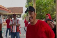 Anggota Polsek Tikung ikut meramaikan lomba makan kerupuk dalam rangka peringatan HUT RI, penuh tawa dan kebersamaan. (foto Dok Ho/RadarBangsa.co.id)