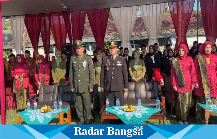 Kapolsek Tikung, AKP Anang Purwo Widodo, S.H, bersama jajaran Forkopimcam menghadiri upacara peringatan HUT ke-80 RI di Lapangan Desa Bakalanpule, Kecamatan Tikung, Lamongan, Minggu (17/8/2025) (Foto Dok Ho/RadarBangsa.co.id)