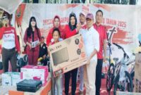 Anggota DPRD Kota Semarang Komisi C, Nunung Sriyanto, menyerahkan hadiah utama berupa televisi kepada peserta jalan sehat dalam rangkaian kegiatan kebersamaan warga Kelurahan Muktiharjo Kidul, Minggu (3/8/2025). (Foto Dok Ho/RadarBangsa)