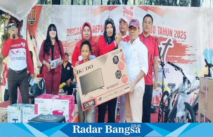 Anggota DPRD Kota Semarang Komisi C, Nunung Sriyanto, menyerahkan hadiah utama berupa televisi kepada peserta jalan sehat dalam rangkaian kegiatan kebersamaan warga Kelurahan Muktiharjo Kidul, Minggu (3/8/2025). (Foto Dok Ho/RadarBangsa)