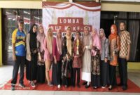 Para guru dan pembimbing SDN Tunjung 1 berpose bersama Mohammad Gharar Arif A, peraih Juara I Lomba Menyanyi Lagu Islami tingkat SD se-Kecamatan Burneh, usai menerima trofi di Pendopo Kecamatan Burneh, Bangkalan, Sabtu (9/8/2025).  (Foto Dok Ho/RadarBangsa.co.id)
