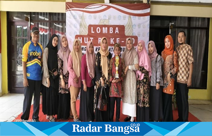 Para guru dan pembimbing SDN Tunjung 1 berpose bersama Mohammad Gharar Arif A, peraih Juara I Lomba Menyanyi Lagu Islami tingkat SD se-Kecamatan Burneh, usai menerima trofi di Pendopo Kecamatan Burneh, Bangkalan, Sabtu (9/8/2025).  (Foto Dok Ho/RadarBangsa.co.id)