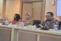 Anggota DPD RI asal Jawa Timur, Lia Istifhama, mengenakan busana kuning saat mengikuti rapat bersama senator lainnya di kompleks parlemen. (Foto Dok Ho/RadarBangsa.co.id)