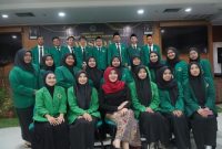 Lia Istifhama (berjilbab merah) berpose bersama para wisudawan STAI Taruna Surabaya, usai prosesi wisuda XXXIII, Sabtu (30/8/2028). (Foto Dok Ho/RadarBangsa.co.id)