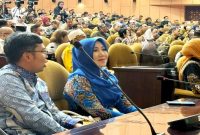 Senator DPD RI asal Jawa Timur, Lia Istifhama, mengenakan jilbab biru saat menyampaikan pandangan dalam forum pembahasan isu daerah dan kebangsaan. (Foto Dok Ho/RadarBangsa.co.id)