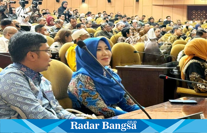 Senator DPD RI asal Jawa Timur, Lia Istifhama, mengenakan jilbab biru saat menyampaikan pandangan dalam forum pembahasan isu daerah dan kebangsaan. (Foto Dok Ho/RadarBangsa.co.id)