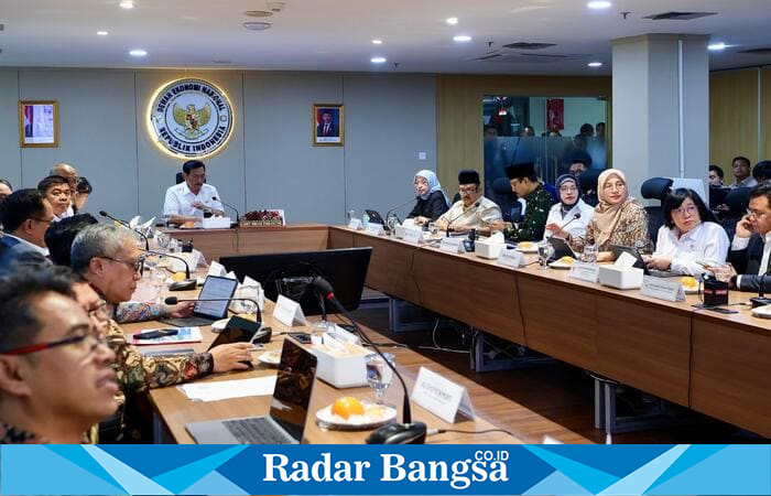 Bupati Banyuwangi Ipuk Fiestiandani menghadiri rapat koordinasi digitalisasi Bansos bersama Ketua Dewan Ekonomi Nasional Luhut Binsar Pandjaitan dan sejumlah menteri di Jakarta, Selasa (26/8/2025). (Foto Dok Ho/RadarBangsa.co.id)