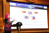 Gubernur Jawa Timur Khofifah Indar Parawansa bersama Duta Besar Singapura untuk Indonesia, Kwok Fook Seng, saat menerima kunjungan delegasi Senior Management Programme (SMP) di Gedung Negara Grahadi, Surabaya, Jumat (1/8/2025). (Foto Dok Ho/RadarBangsa)