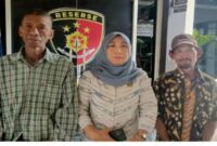 Didampingi kuasa hukum, warga Desa Dadapan mendatangi Polres Lamongan untuk mengadukan dugaan sertifikat tanah berpindah nama tanpa sepengetahuan mereka. (Foto Dok Ho/RadarBangsa)
