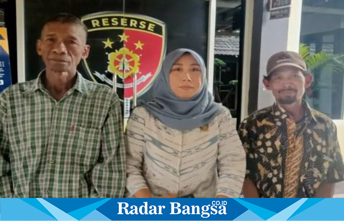 Didampingi kuasa hukum, warga Desa Dadapan mendatangi Polres Lamongan untuk mengadukan dugaan sertifikat tanah berpindah nama tanpa sepengetahuan mereka. (Foto Dok Ho/RadarBangsa)