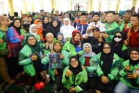 Gubernur Jawa Timur Khofifah Indar Parawansa berfoto bersama ratusan pengemudi ojek online (ojol) usai mengikuti Tahlil Kubro dan doa bersama untuk almarhum Affan Kurniawan di Masjid Kantor Gubernur Jatim, Surabaya. (Foto Dok Ho/RadarBangsa.co.id)