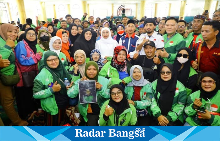 Gubernur Jawa Timur Khofifah Indar Parawansa berfoto bersama ratusan pengemudi ojek online (ojol) usai mengikuti Tahlil Kubro dan doa bersama untuk almarhum Affan Kurniawan di Masjid Kantor Gubernur Jatim, Surabaya. (Foto Dok Ho/RadarBangsa.co.id)