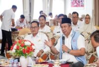 Staf Ahli Menteri Bidang Ekonomi Maritim, Ir. Sugeng Santoso (kiri), berdiskusi bersama Bupati Lamongan Yuhronur Efendi (kanan) saat kunjungan kerja percepatan operasionalisasi Koperasi Desa/Kelurahan Merah Putih (KDMP) di Guest House Lamongan, Rabu (20/8/2025). (Foto Dok Ho/RadarBangsa.co.id)