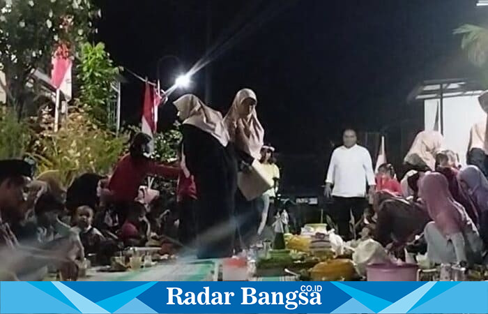 Suasana khidmat potong tumpeng dalam tirakatan HUT ke-80 RI di RT 06 RW 07, Perum Griya Insani, Tikung, Lamongan (Dok RadarBangsa.co.id)