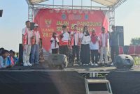 Wakil Bupati Lamongan Dirham Akbar Aksara bersama Kapolsek Tikung AKP Anang Purwo Widodo dan Camat H. Sujirman menghadiri acara jalan sehat HUT ke-80 RI di Lapangan Singo Ludro, Kamis (28/8/2025). (Foto Dok Ho/RadarBangsa.co.id)