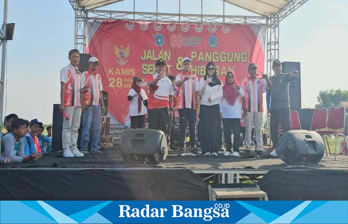 Wakil Bupati Lamongan Dirham Akbar Aksara bersama Kapolsek Tikung AKP Anang Purwo Widodo dan Camat H. Sujirman menghadiri acara jalan sehat HUT ke-80 RI di Lapangan Singo Ludro, Kamis (28/8/2025). (Foto Dok Ho/RadarBangsa.co.id)