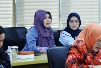 Anggota DPRD Jawa Timur, Lia Istifhama (berjilbab ungu), saat mengikuti rapat bersama mitra kerja di Surabaya. Berdasarkan survei ARCI terbaru, Lia tercatat sebagai legislator paling populer sekaligus paling disukai masyarakat Jatim. (Foto: Istimewa) 