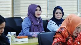 Anggota DPRD Jawa Timur, Lia Istifhama (berjilbab ungu), saat mengikuti rapat bersama mitra kerja di Surabaya. Berdasarkan survei ARCI terbaru, Lia tercatat sebagai legislator paling populer sekaligus paling disukai masyarakat Jatim. (Foto: Istimewa) 