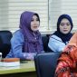 Anggota DPRD Jawa Timur, Lia Istifhama (berjilbab ungu), saat mengikuti rapat bersama mitra kerja di Surabaya. Berdasarkan survei ARCI terbaru, Lia tercatat sebagai legislator paling populer sekaligus paling disukai masyarakat Jatim. (Foto: Istimewa) 