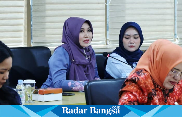 Anggota DPRD Jawa Timur, Lia Istifhama (berjilbab ungu), saat mengikuti rapat bersama mitra kerja di Surabaya. Berdasarkan survei ARCI terbaru, Lia tercatat sebagai legislator paling populer sekaligus paling disukai masyarakat Jatim. (Foto: Istimewa) 